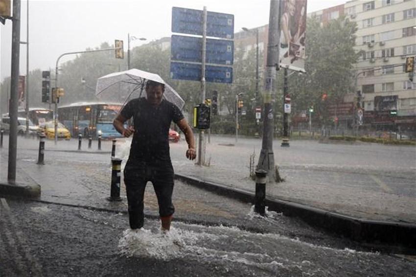 Yağmur İstanbul'da hayatı böyle felç etti