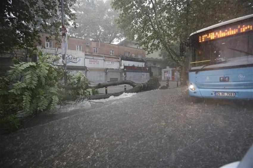 Yağmur İstanbul'da hayatı böyle felç etti
