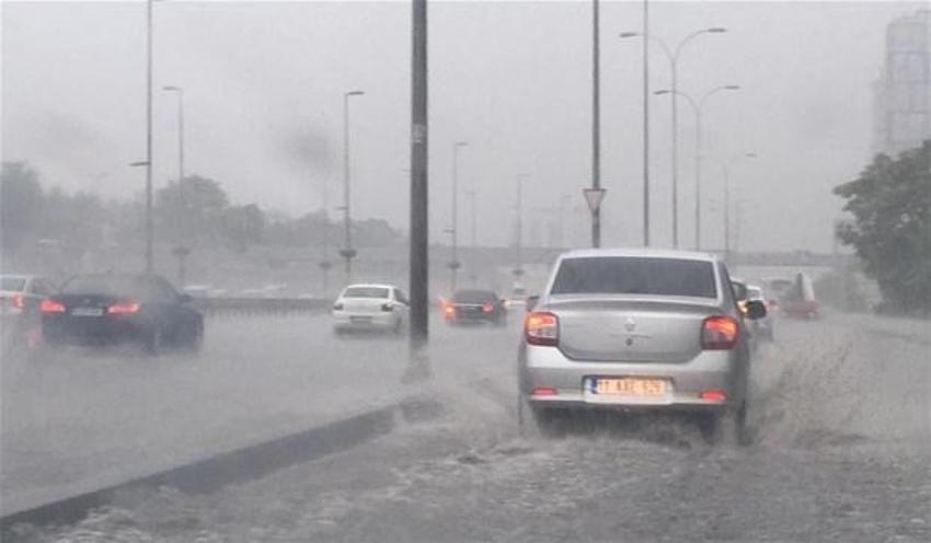 Yağmur İstanbul'da hayatı böyle felç etti