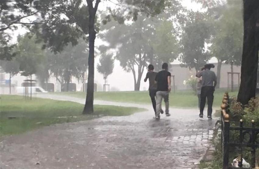 Yağmur İstanbul'da hayatı böyle felç etti
