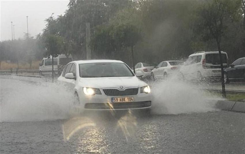 Yağmur İstanbul'da hayatı böyle felç etti