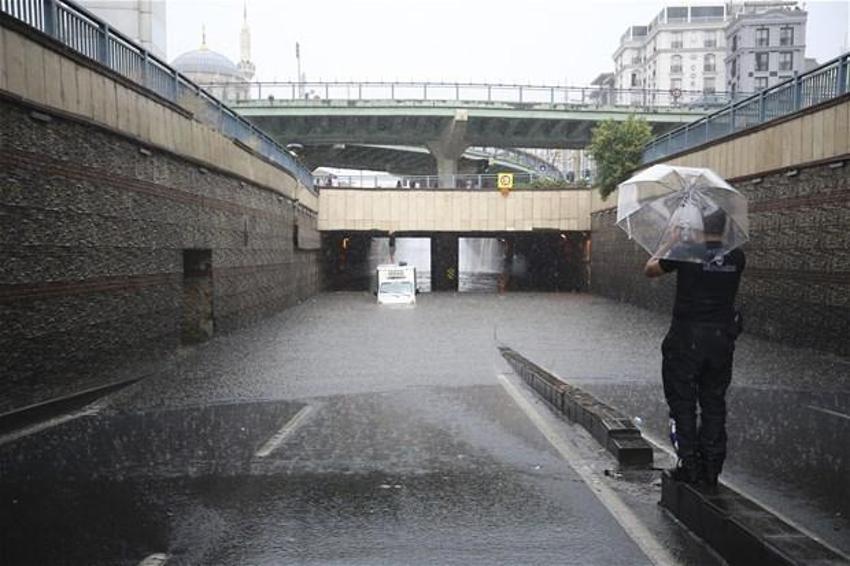 Yağmur İstanbul'da hayatı böyle felç etti