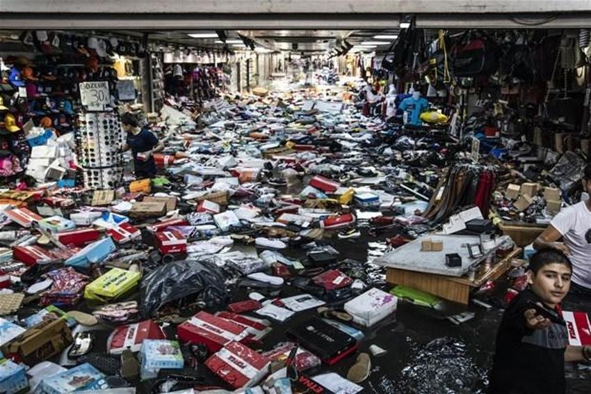 Yağmur İstanbul'da hayatı böyle felç etti