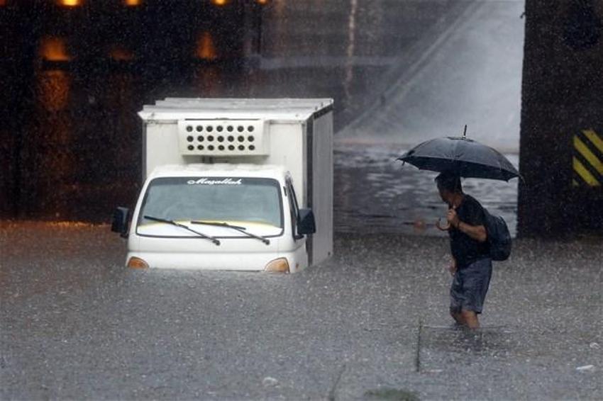 Yağmur İstanbul'da hayatı böyle felç etti