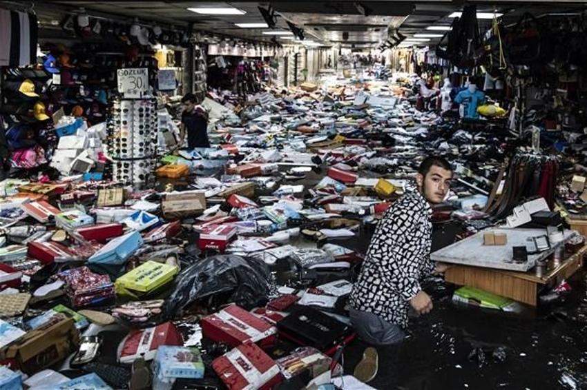 Yağmur İstanbul'da hayatı böyle felç etti