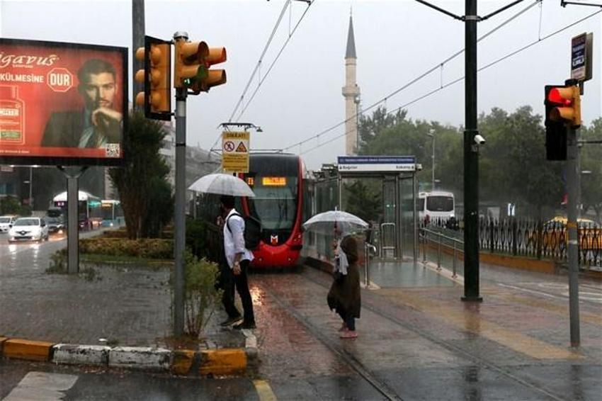 Yağmur İstanbul'da hayatı böyle felç etti