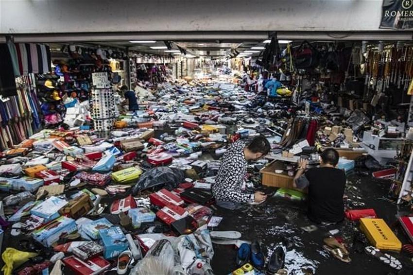 Yağmur İstanbul'da hayatı böyle felç etti