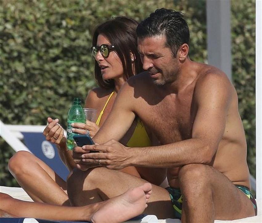 Buffon sevgilisiyle görüntülendi