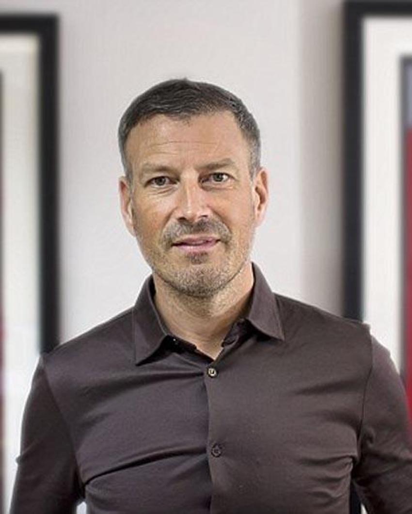 Ünlü hakem saç ektirdi! İşte son hali...