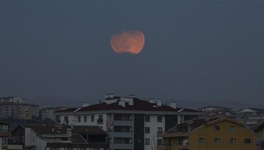 İstanbul'da Kanlı Ay tutulması kartpostallık görüntüler oluşturdu