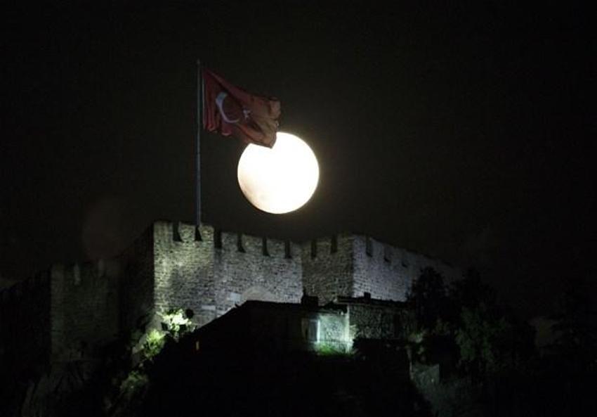 İstanbul'da Kanlı Ay tutulması kartpostallık görüntüler oluşturdu