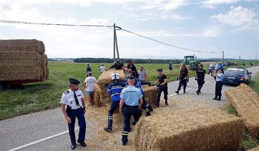 Tour de France'da bisikletçiler biber gazı yedi