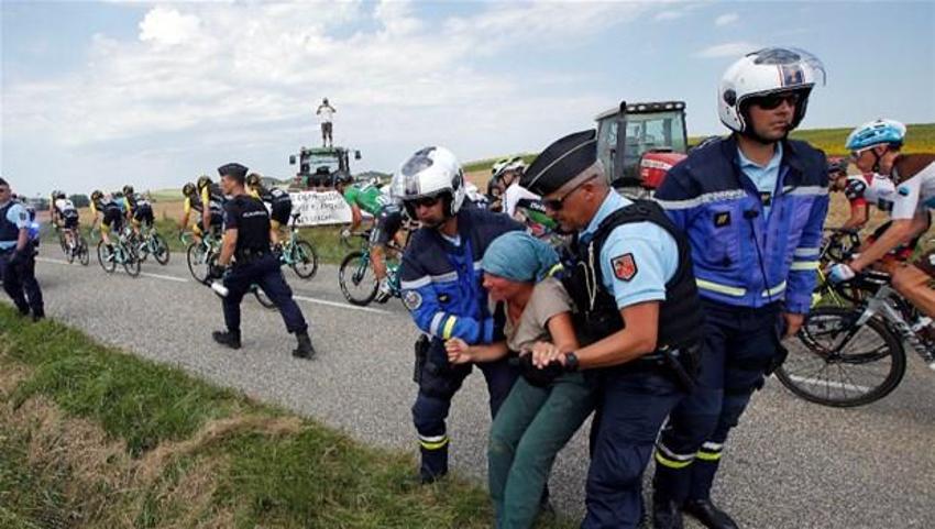 Tour de France'da bisikletçiler biber gazı yedi