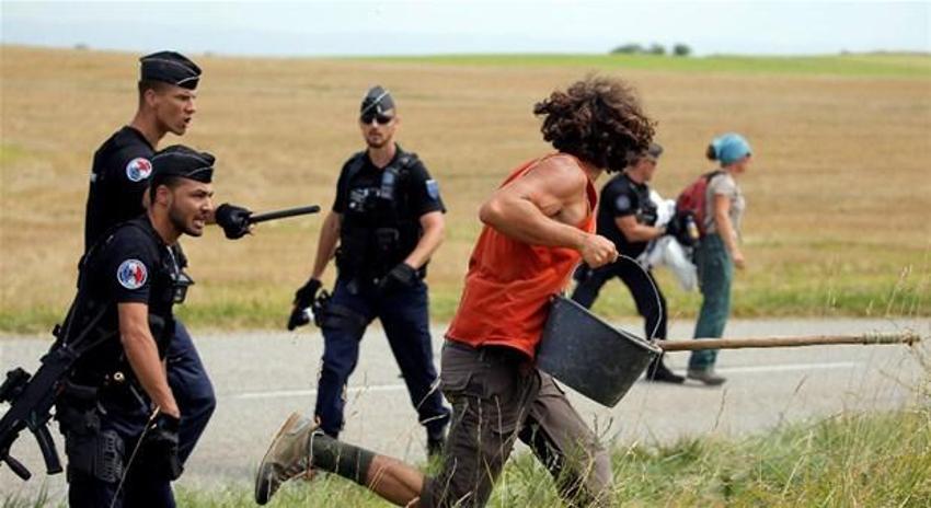 Tour de France'da bisikletçiler biber gazı yedi