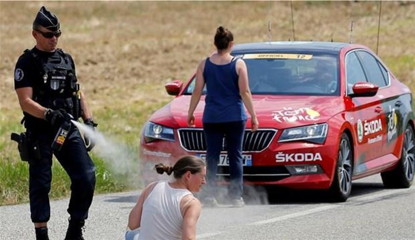 Tour de France'da bisikletçiler biber gazı yedi