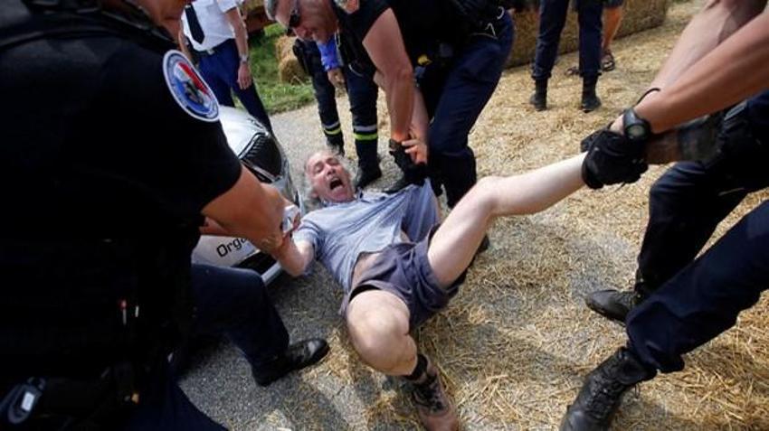 Tour de France'da bisikletçiler biber gazı yedi