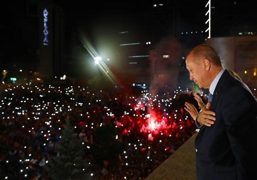 Cumhurbaşkanı Erdoğan'dan tarihi balkon konuşması
