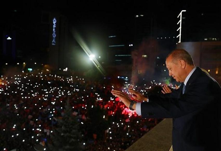 Cumhurbaşkanı Erdoğan'dan tarihi balkon konuşması