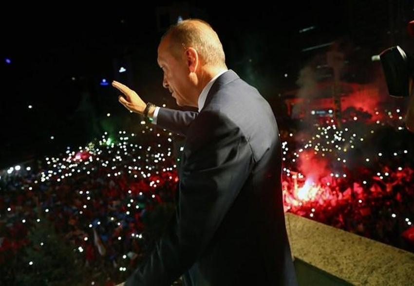 Cumhurbaşkanı Erdoğan'dan tarihi balkon konuşması