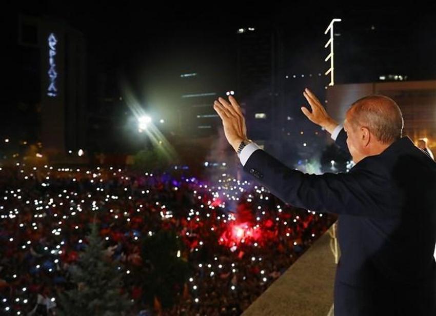 Cumhurbaşkanı Erdoğan'dan tarihi balkon konuşması