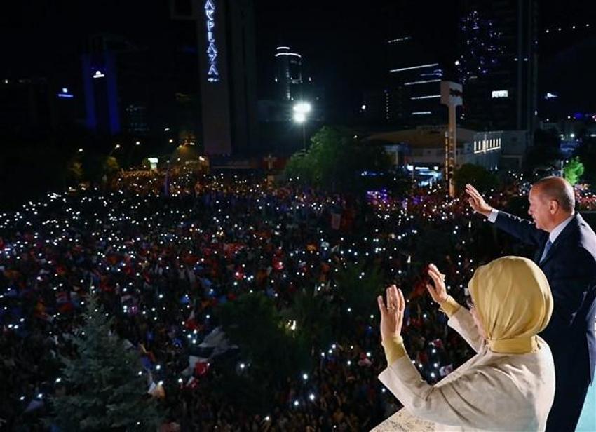 Cumhurbaşkanı Erdoğan'dan tarihi balkon konuşması