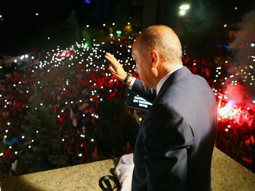 Cumhurbaşkanı Erdoğan'dan tarihi balkon konuşması