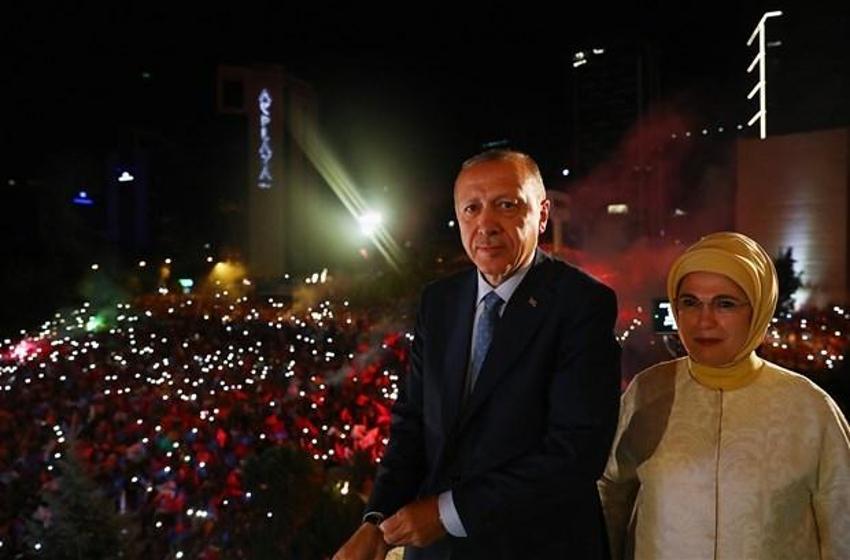 Cumhurbaşkanı Erdoğan'dan tarihi balkon konuşması