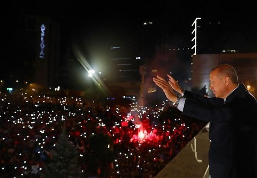 Cumhurbaşkanı Erdoğan'dan tarihi balkon konuşması