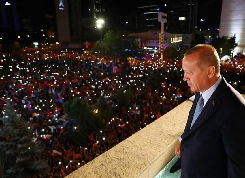 Cumhurbaşkanı Erdoğan'dan tarihi balkon konuşması