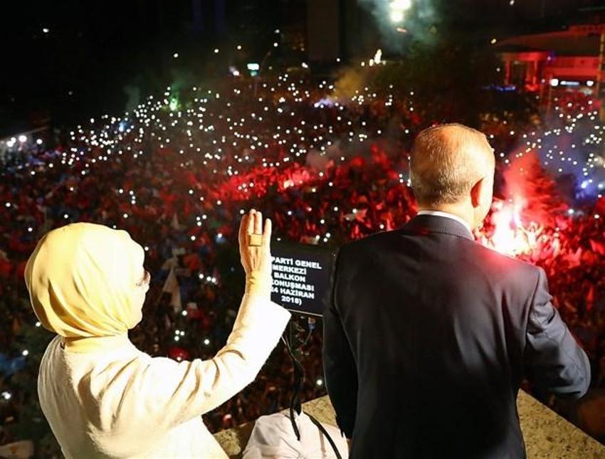 Cumhurbaşkanı Erdoğan'dan tarihi balkon konuşması