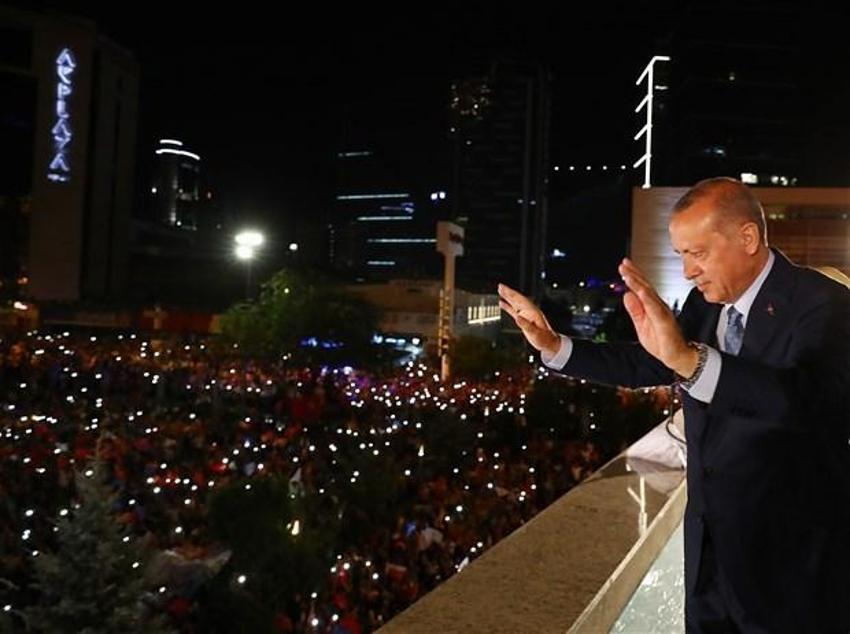 Cumhurbaşkanı Erdoğan'dan tarihi balkon konuşması