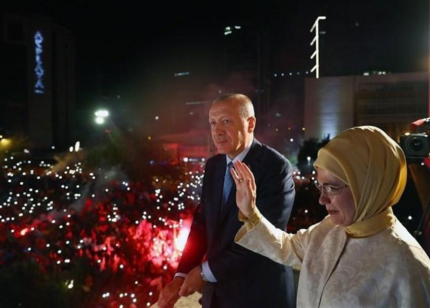 Cumhurbaşkanı Erdoğan'dan tarihi balkon konuşması