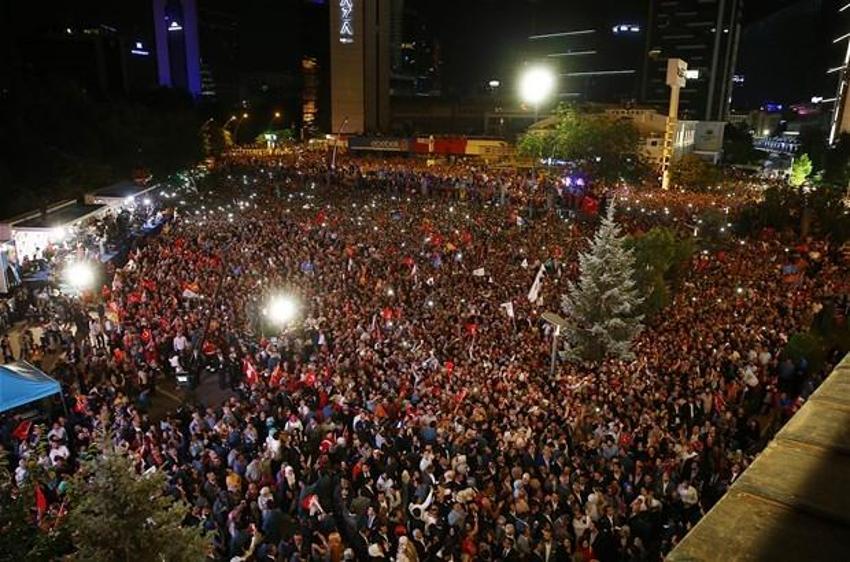 Cumhurbaşkanı Erdoğan'dan tarihi balkon konuşması