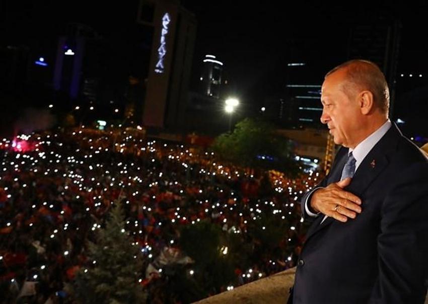 Cumhurbaşkanı Erdoğan'dan tarihi balkon konuşması
