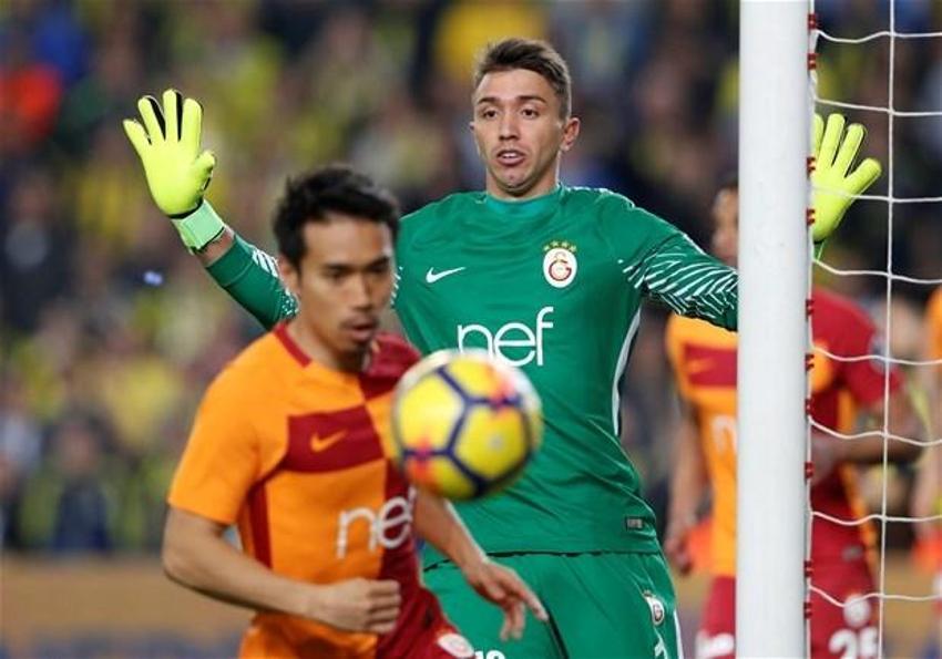 Muslera Taffarel ve Mondragon'u katladı