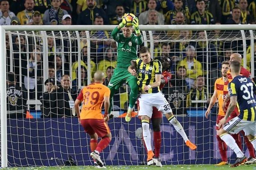 Muslera Taffarel ve Mondragon'u katladı