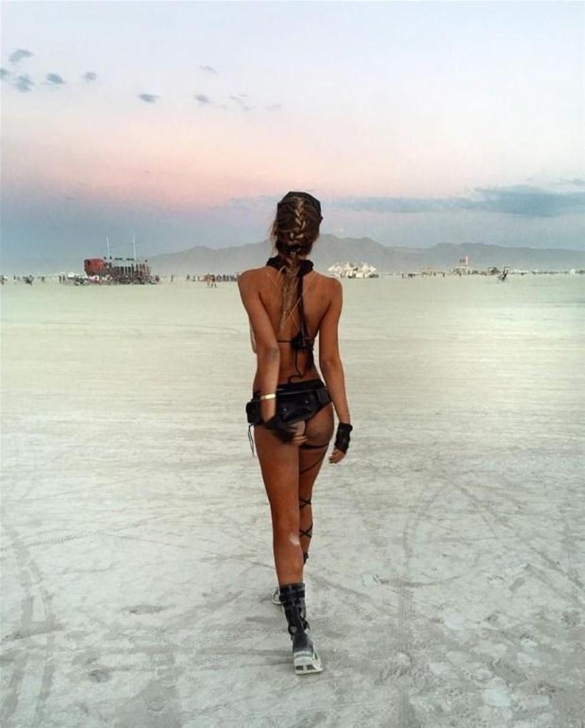 Alexis Ren, Sports Illustrated'ın 2018 kapak güzeli