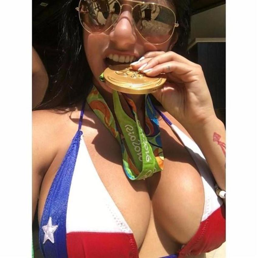 Mia Khalifa'yı reddetti, sosyal medyadan engelledi