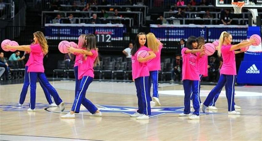 Anadolu Efes - Real Madrid maçı Pembe Top'la başladı