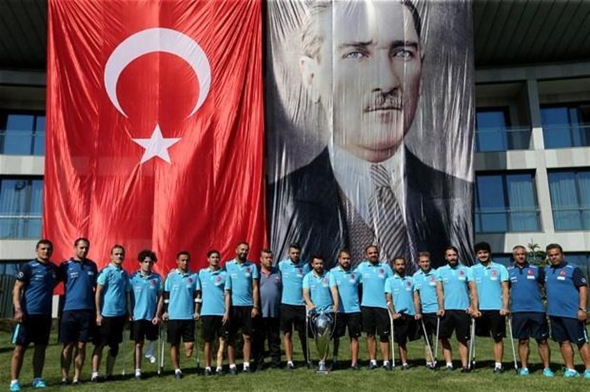Yıldırım Demirören Ampute Milli Takım ile bir araya geldi