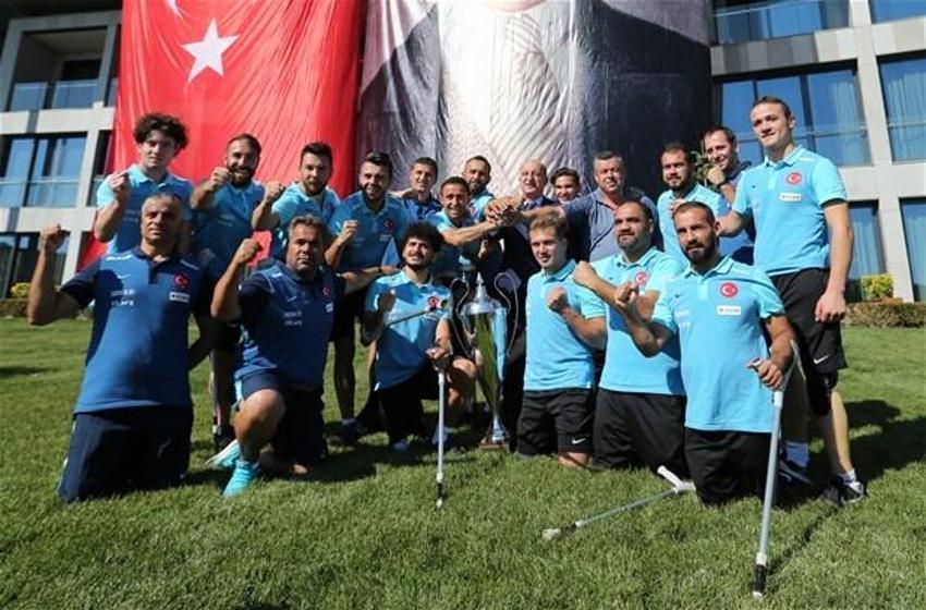 Yıldırım Demirören Ampute Milli Takım ile bir araya geldi