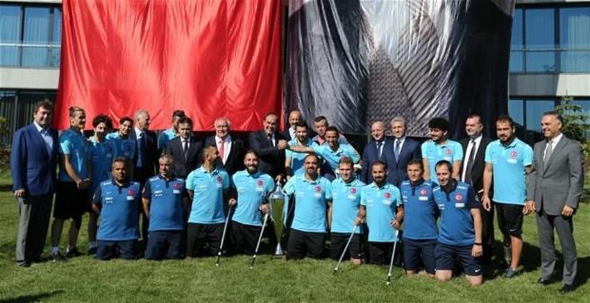 Yıldırım Demirören Ampute Milli Takım ile bir araya geldi