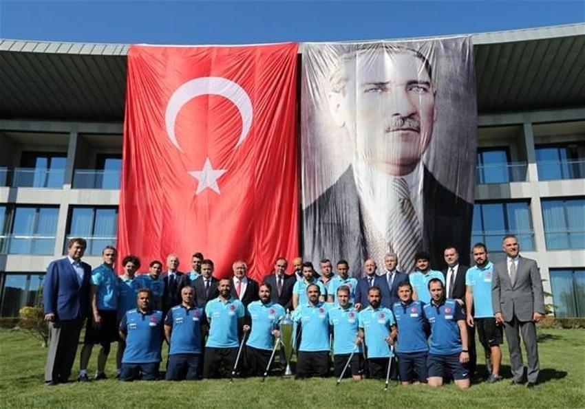 Yıldırım Demirören Ampute Milli Takım ile bir araya geldi