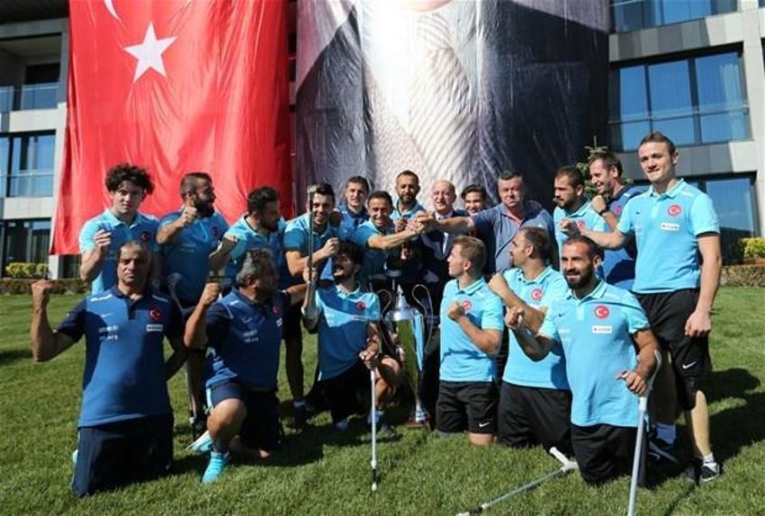 Yıldırım Demirören Ampute Milli Takım ile bir araya geldi