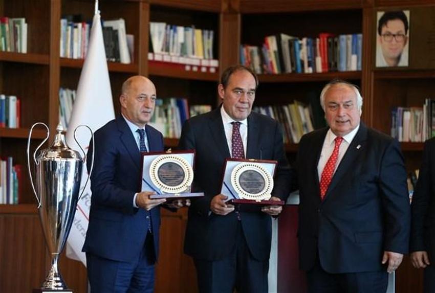 Yıldırım Demirören Ampute Milli Takım ile bir araya geldi