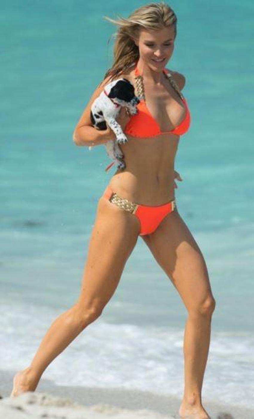 Joanna Krupa yine çırılçıplak!