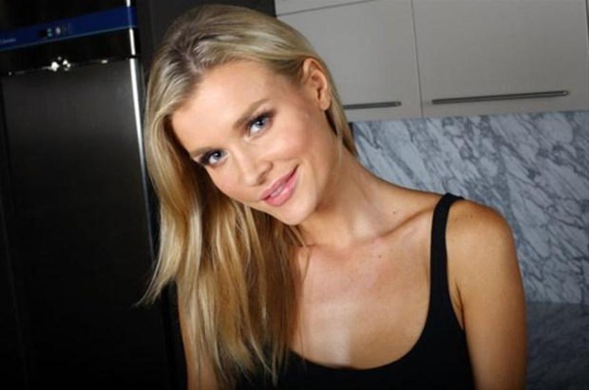 Joanna Krupa yine çırılçıplak!