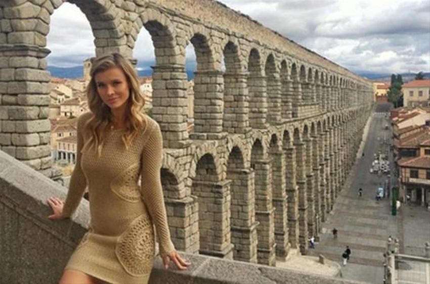 Joanna Krupa yine çırılçıplak!