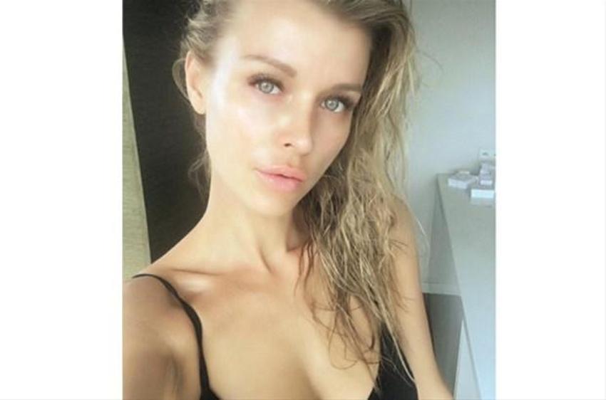 Joanna Krupa yine çırılçıplak!