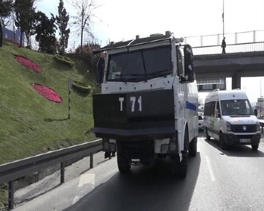 Oyuncu Şoray Uzun'un otomobiline TOMA çarptı